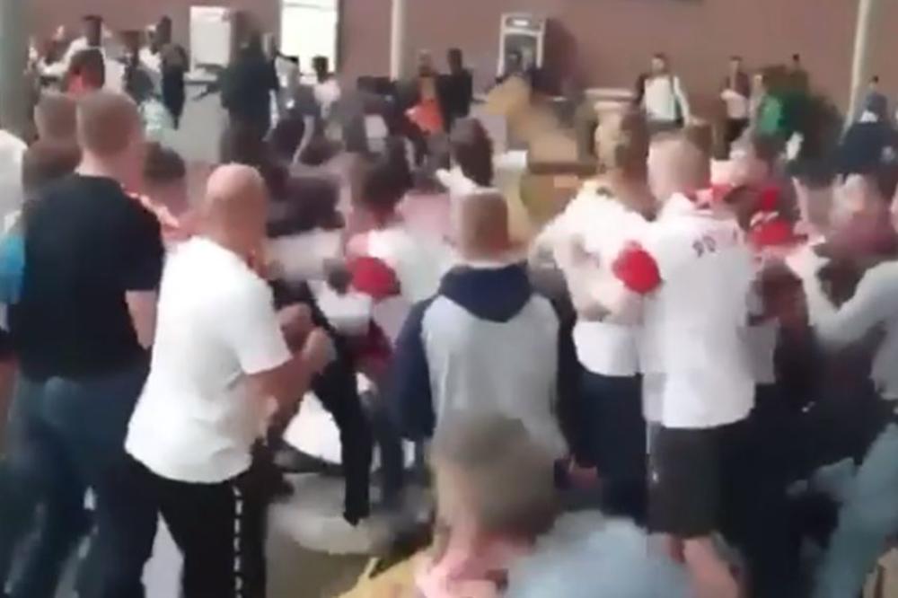 BRUTALNA MAKLJAŽA SENEGALACA I POLJAKA: Pesnice im nisu bile dovoljne, pa se tukli stolicama i gađali klupama i stolovima! (VIDEO)