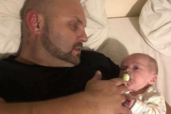 LEGAO JE PORED SVOG SINA, ZAGRLIO GA I UMRO! Njegova supruga je dan nakon smrti objavila POTRESAN SNIMAK! (VIDEO)