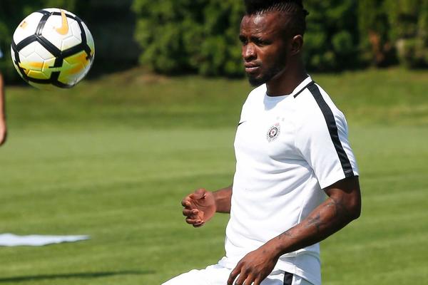 GROBARI POLUDELI: Partizan ima košarkaškog Sumu!