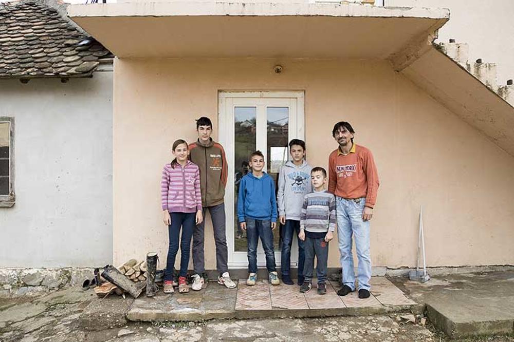 Milorad iz Ripnja podiže 4 JUNAKA i PRINCEZU: Ovaj samohrani otac želi da radi kako bi njegova porodica preživela, a svakom ko mu pomogne, NUDI VREDAN DAR! (FOTO)