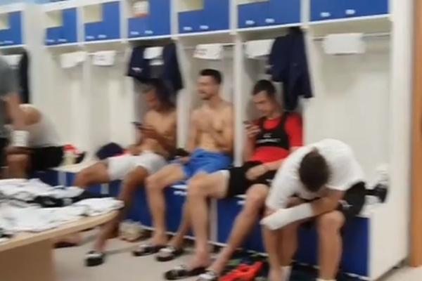 ŠTA SE TO ČUJE U SVLAČIONICI NAŠIH FUDBALERA? Sve trešti, sve se trese od poznatog hita, a Matić ih sve proziva! (VIDEO)