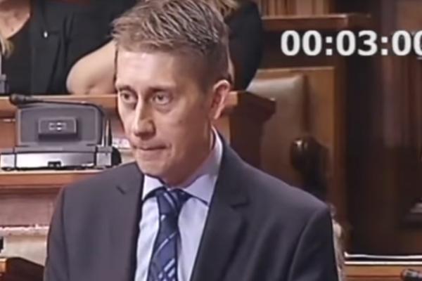 NAPETO U SKUPŠTINI: Martinović napao Vukadinovića da je NEPRISTOJNO OBUČEN, a evo kako je opozicionar došao u Skupštinu (FOTO)