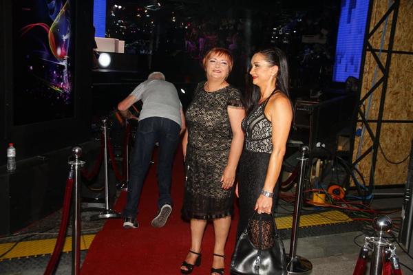 KARMA ILI SLUČAJNA NEZGODA?! Slobin otac se PROSUO na crvenom tepihu i to pred PRIJOM! (FOTO)