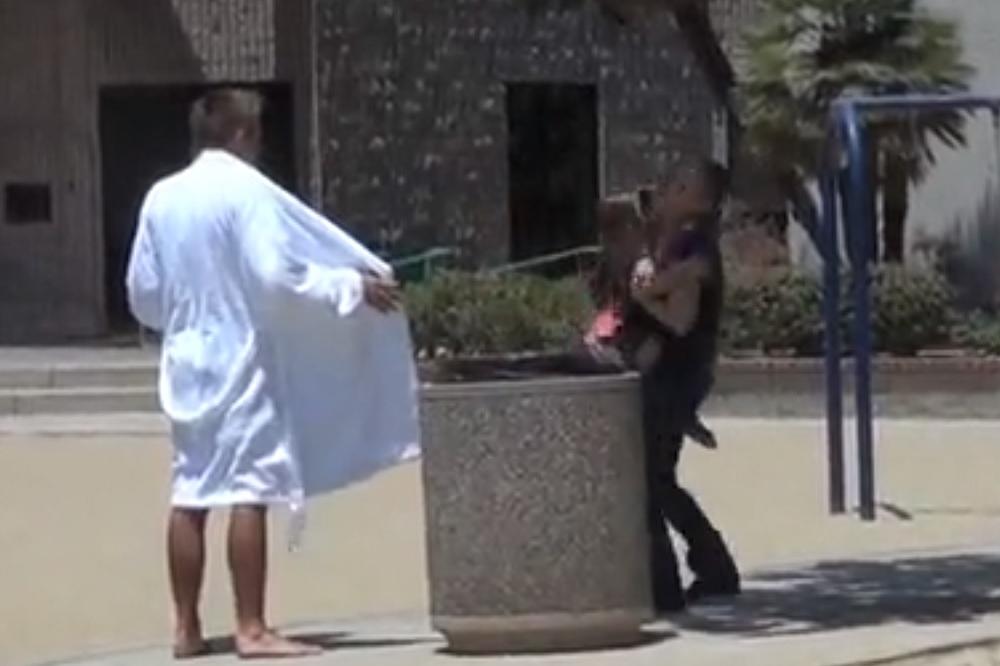 ŽENE IZ POŽEGE PRESTRAVLJENE OD MANIJAKA! Iskoči ispred njih, razgrne mantil, a ispod NIŠTA!