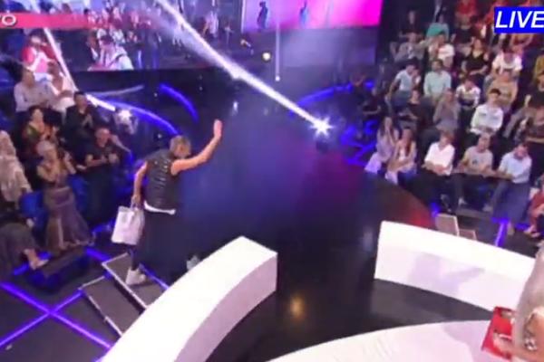 POZNATA PLAVUŠA OPTUŽILA NAŠEG FOLK PEVAČA DA JE MARKO: Objavila njegove FOTKE JAVNO, a onda iznela SVE TVRDNJE