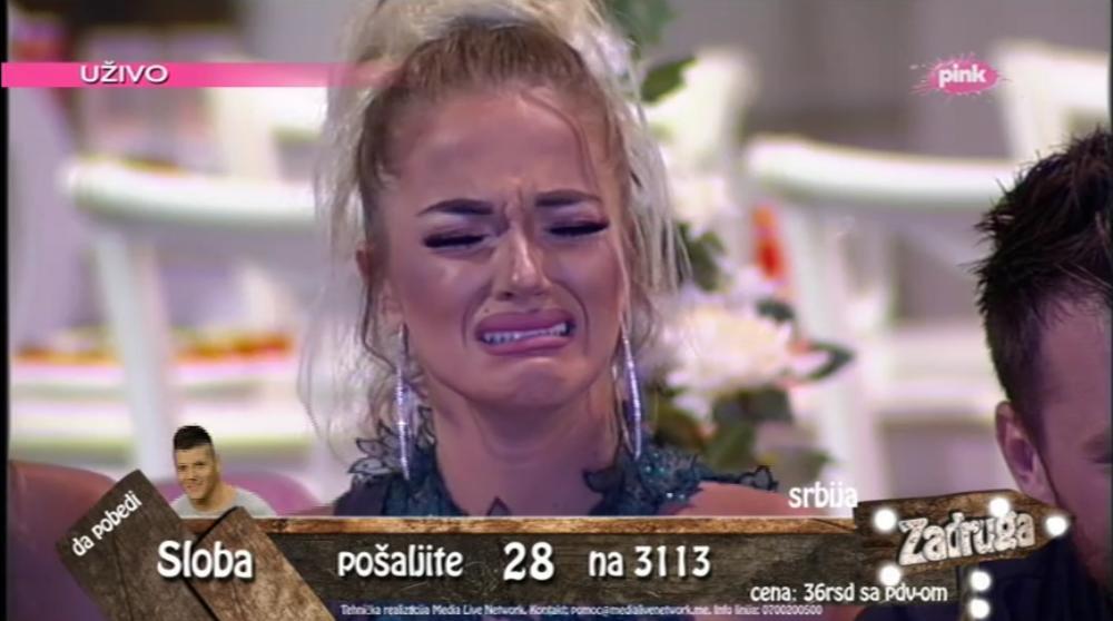 Teodora se davi u suzama  