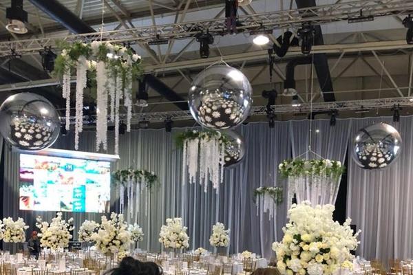 ŠOKIRAĆETE SE KADA VIDITE OVAJ RASKOŠ I LUKSUZ: Prve fotografije iz sale gde će se venčati Filip i Prija! Dijamanti vise sa plafona, ovakvo BOGATSTVO nema ni na filmu