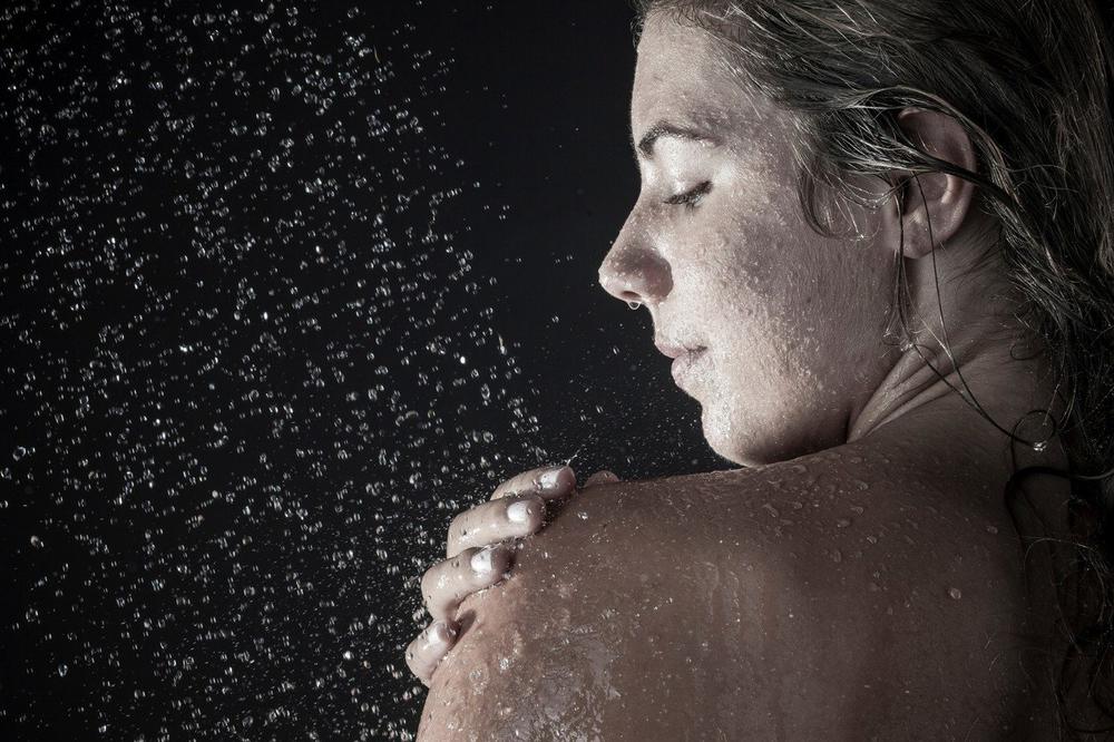 ČUVAJTE SE ONIH KOJI PRVO PERU LICE: Šta prvo tuširate otkriva kakvi ste u krevetu!