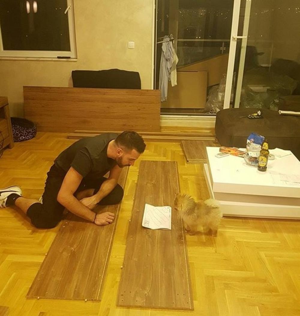 Filip je dosta stvari u stanu opremio sam