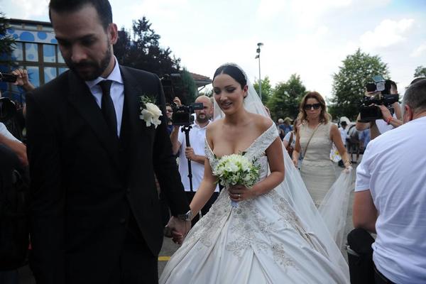 UMALO SKANDAL ISPRED CRKVE: Dok je Aleksandra držala Filipa za ruku sve je moglo da krene naopako... (FOTO)