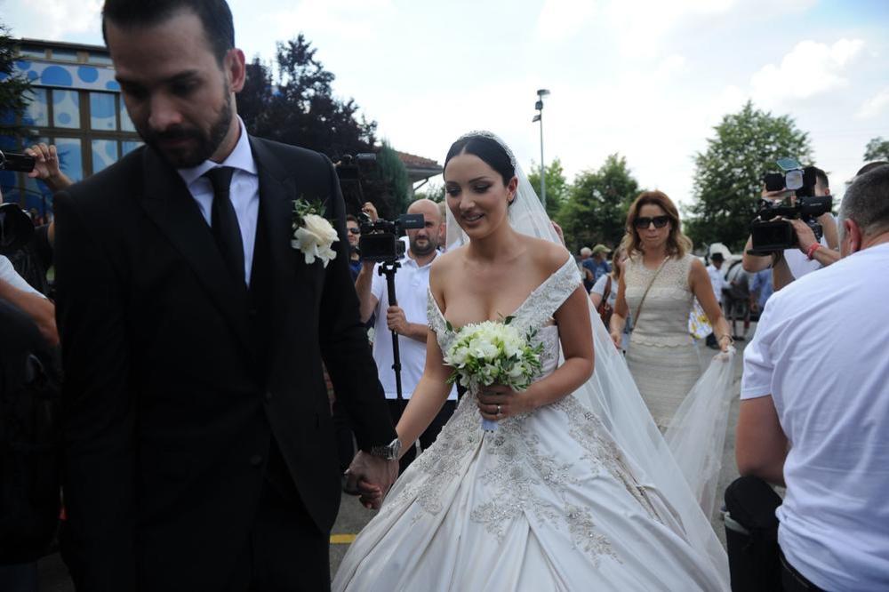 UMALO SKANDAL ISPRED CRKVE: Dok je Aleksandra držala Filipa za ruku sve je moglo da krene naopako... (FOTO)