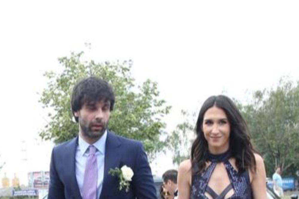 SVE SE VIDI, SVE PRŠTI! Stigla kuma Jelisaveta obučena kao šljašteća TRBUŠNA PLESAČICA, ali je ozbiljno DOBRA! (FOTO)