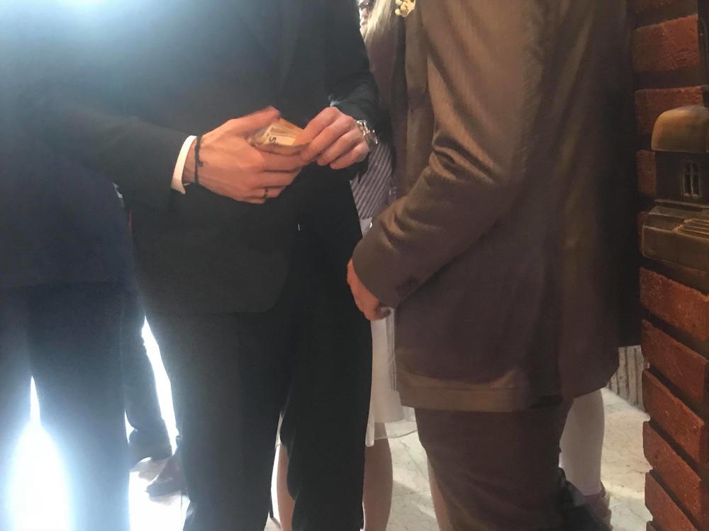 Filip broji novac namenjen muzičarima  