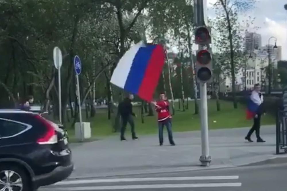 PA SE TI KAČI SA FARAONOVOM ARMIJOM! Susret navijača Egipta i Rusije na semaforu će vas nasmejati do suza! (VIDEO)