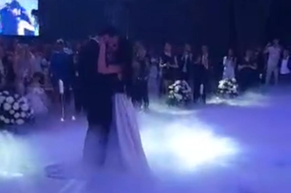 PRVI PLES NOVOPEČENIH MLADENACA: Prija i Filip zaigrali uz BOČELIJEVU PESMU KARUSO, a onda su im se na podijumu pridružili NAJSLAĐI GOSTI! (VIDEO)