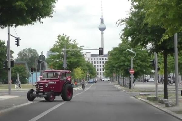 PO UGLEDU NA NEMAČKOG KOLEGU: Švajcarci traktorom pošli na dug put od 2.000 km na utakmicu sa Srbijom! (VIDEO)