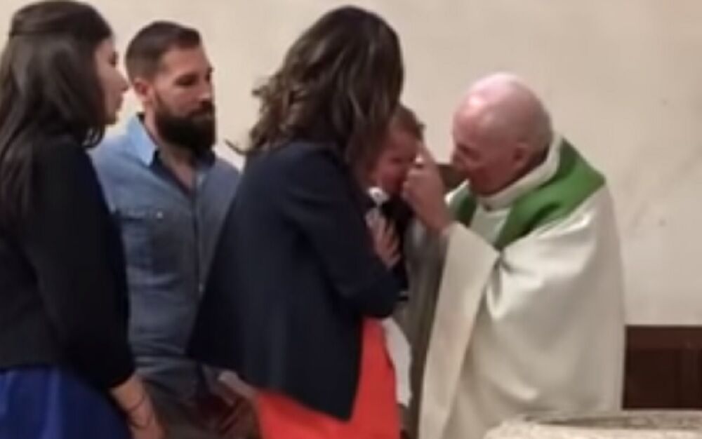 Kuma drži svoje kumče 