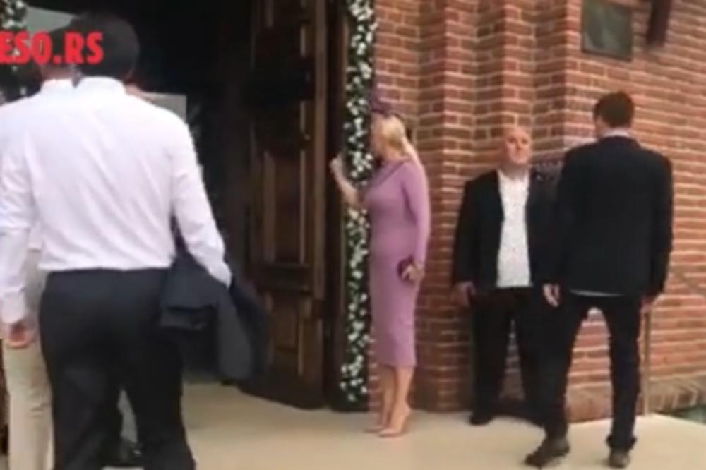 Lepa Brena stajlingom ODUVALA SVE, postidela mlađe koleginice FIGUROM: Pogledajte KAKO SE SA STILOM SAKRILA OD KIŠE (FOTO)