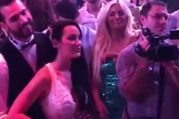 FILIP I PRIJA UŽIVAJU: Al Dino se latio mikrofona i ispunio mladencima OVU želju! (VIDEO)