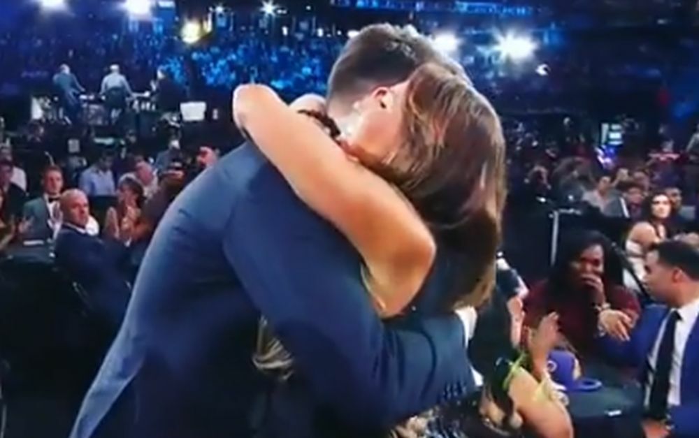 Zagrljaj Luke i Mirjam Poterbin, njegove majke  