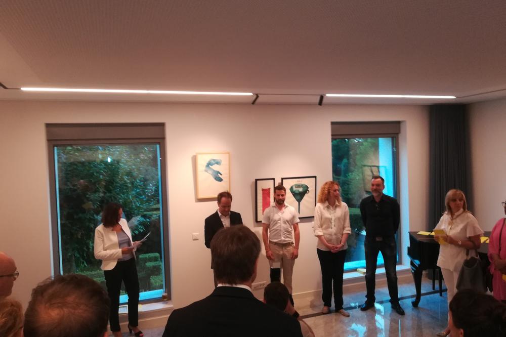 ZAVIRITE U NJIHOVE PRIVATNE VREDNOSTI: U rezidenciji ambasadora Švajcarske otvorena izložba mladih srpskih umetnika (VIDEO)