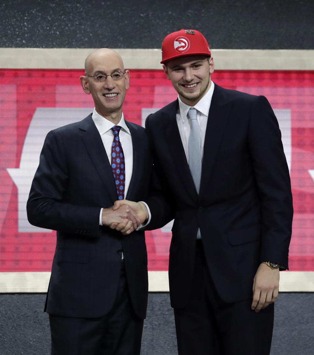 Luka Dončić i NBA komesar Adam Silver  