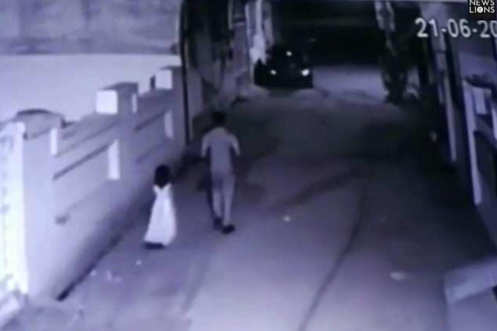MUŠKARAC JE SNIMLJEN KAKO ODVODI DEVOJČICU (6) U MRAČNU ULICU: Onda se dogodilo nešto nezamislivo STRAŠNO! (FOTO)
