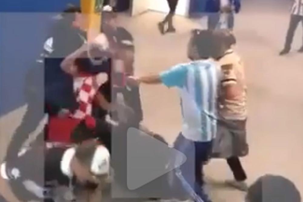 ARGENTINCI IZGAZILI HRVATE: Brutalno nasilje na stadionu tokom utakmice! Gaučosi se iživljavali nad hrvatskim navijačima! (VIDEO)