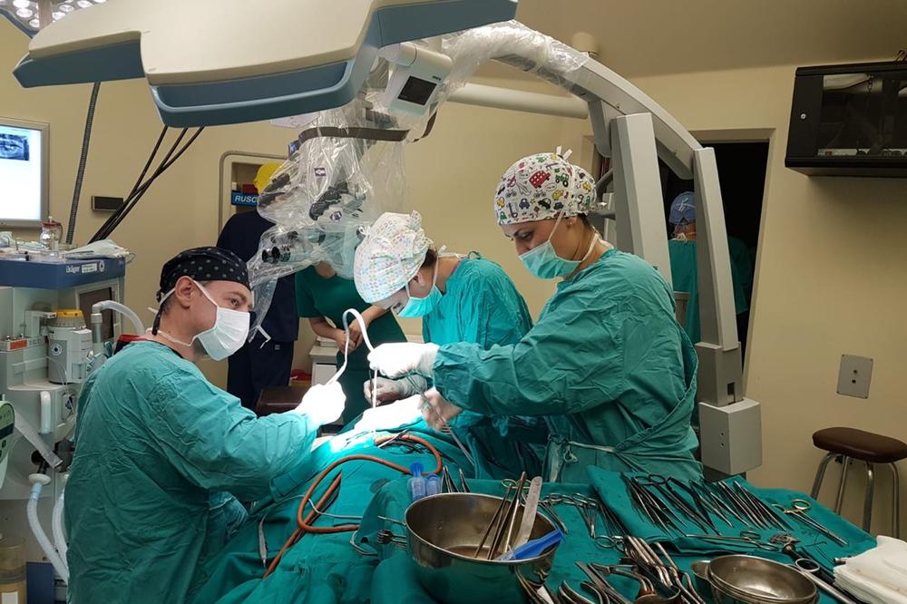 OD NATKOLENICE NAPRAVILI NOVI JEZIK PACIJENTU: Neverovatan podvig lekara sa VMA (FOTO)