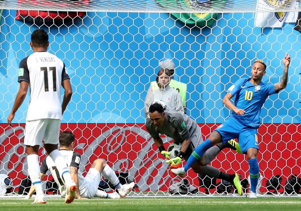 Kejlor Navas brani šut igrača Brazila  