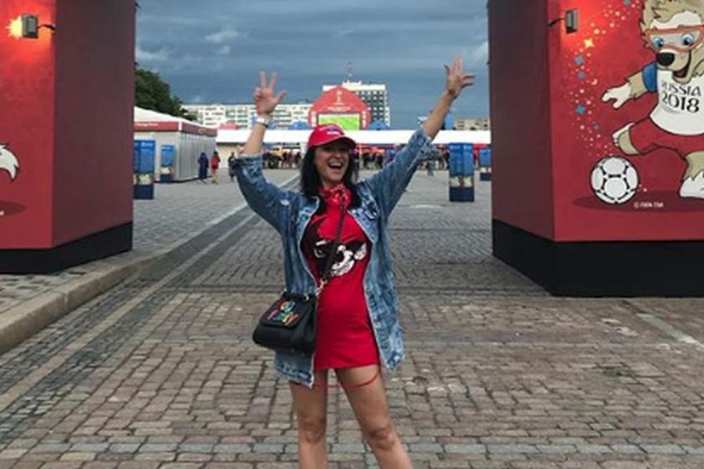 Vrela srpska pevačica spremna da digne temperaturu na tribinama u Kalinjingradu, a morala je i da kaže koji Orao joj se sviđa! (FOTO) (VIDEO)