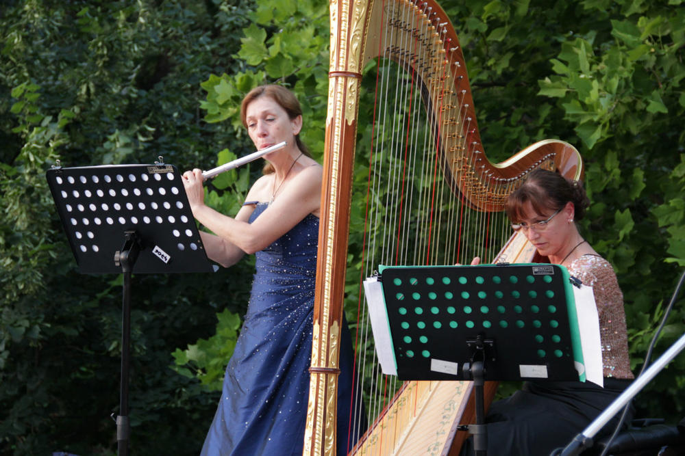 Harfistkinja Anđela Mađarov i flautistkinja Ivona Nedeva     