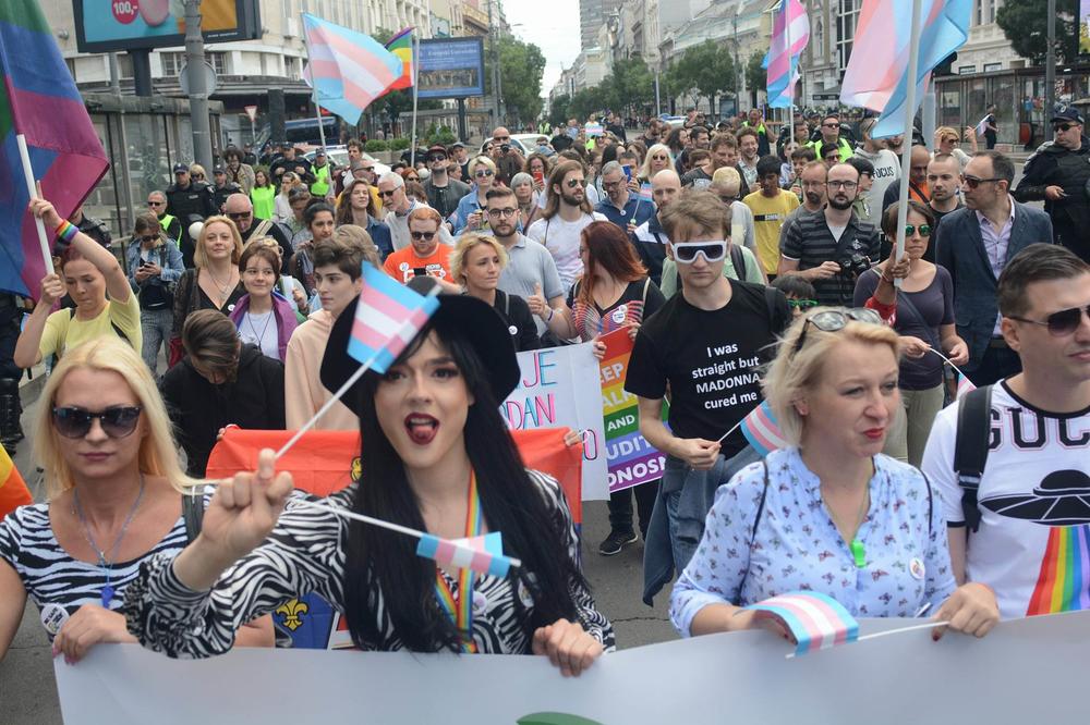 ZAVRŠENA GEJ PARADA! Prošetalo više od 150 NASMEJANIH LJUDI UPRKOS INCIDENTU! (FOTO) (VIDEO)