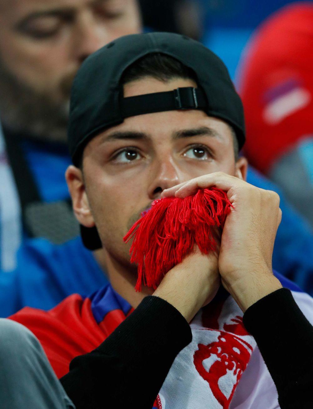 Srpski navijač tuguje  
