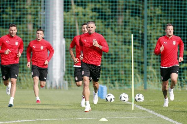 VANREDNO STANJE U REPREZENTACIJI: Igrači jedni drugima sasuli sve u facu, Krstajić nije bio prisutan! (FOTO)