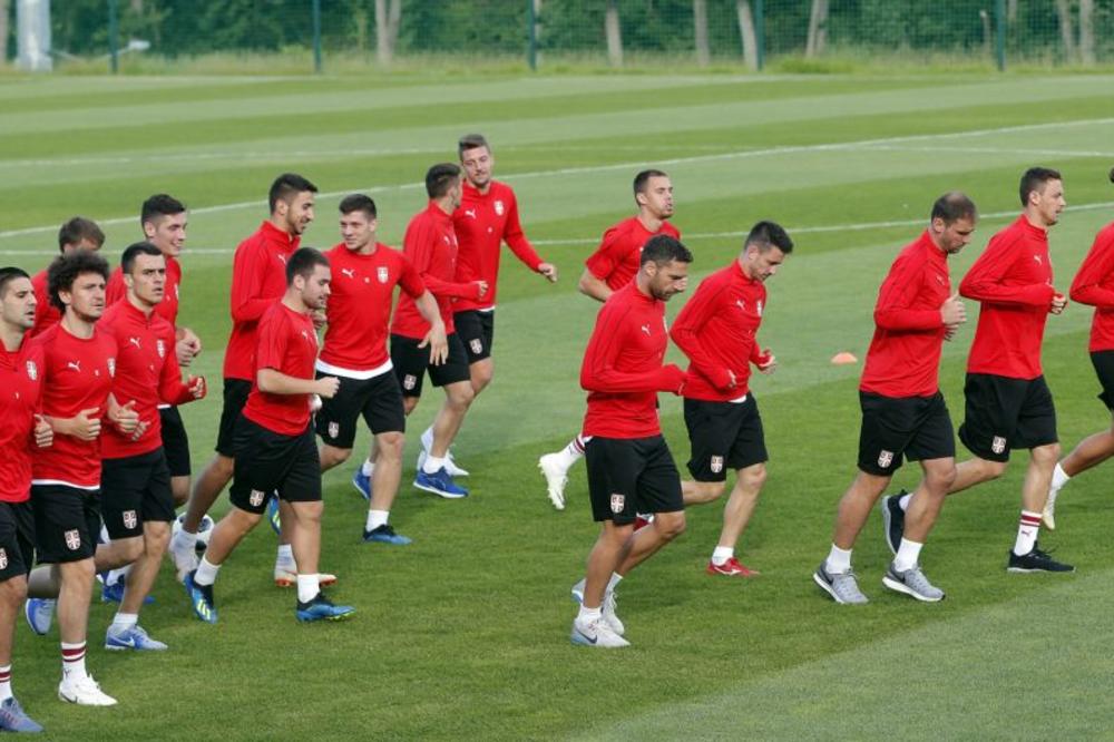 MALO SMEHA IM JE BILO POTREBNO: Iznenadna poseta fudbalske legende i glumca zaduženog za smeh oraspoložila utučene Orlove na treningu! (FOTO) (VIDEO)