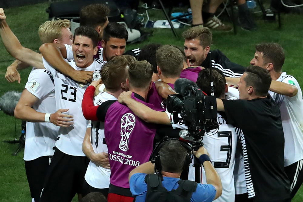 KROS GOLČINOM U 95. MINUTU BACIO NEMAČKU U EKSTAZU: Šveđani u agoniji! Fudbal je igra u kojoj uvek na kraju pobeđuju Panceri! (FOTO)