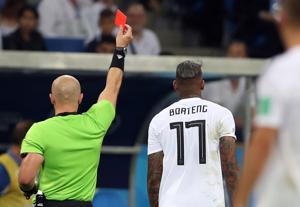 Džerom Boateng dobija crveni karton  
