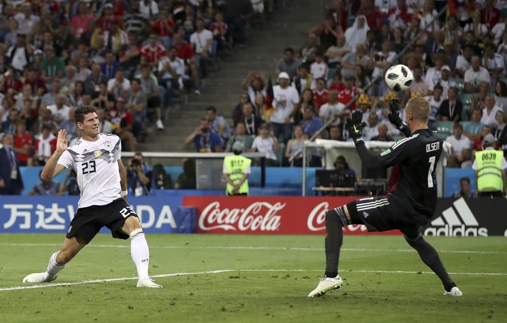 Mario Gomez u šansi pred golom Švedske  