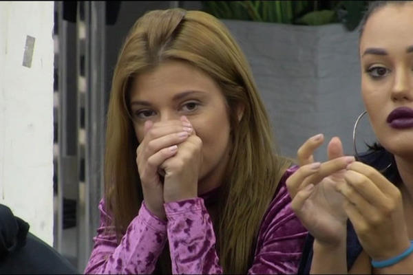 KIJA MRTVA HLADNA BEZ DONJEG VEŠA NA KONCERTU! Kada joj se podigla haljina SVE SE VIDELO! BLAM! (FOTO)