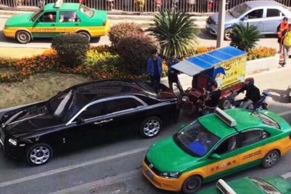 FOTKA KOJA JE RASPLAKALA SVET! Siromašni vozač udario u SKUPOCENI AUTO! Njegova REAKCIJA kida srce