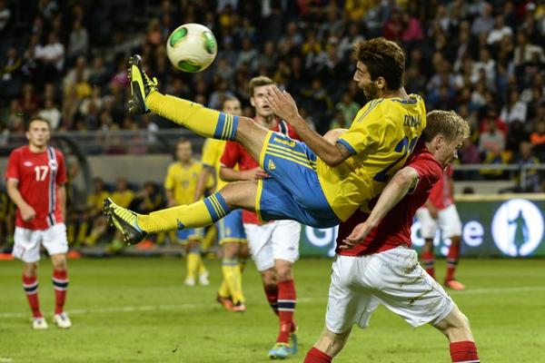 PRETNJE SMRĆU ČOVEKU KOJI JE POKLONIO POBEDU PANCERIMA! Durmaz žrtva i rasističkih uvreda posle utakmice s Nemačkom! (FOTO)