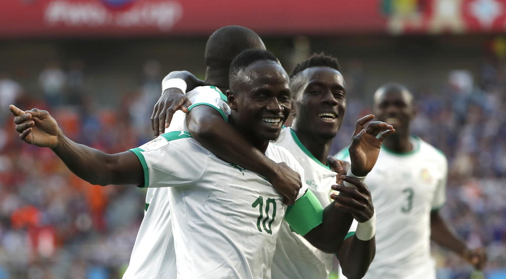 Sadio Mane slavi gol sa saigračima  