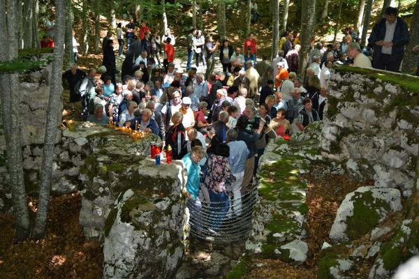 OVDE JE UBIJENO NA HILJADE SRBA, JEVREJA I ROMA: Održan komemorativni skup žrtvama ustaškog logora Jadovno!