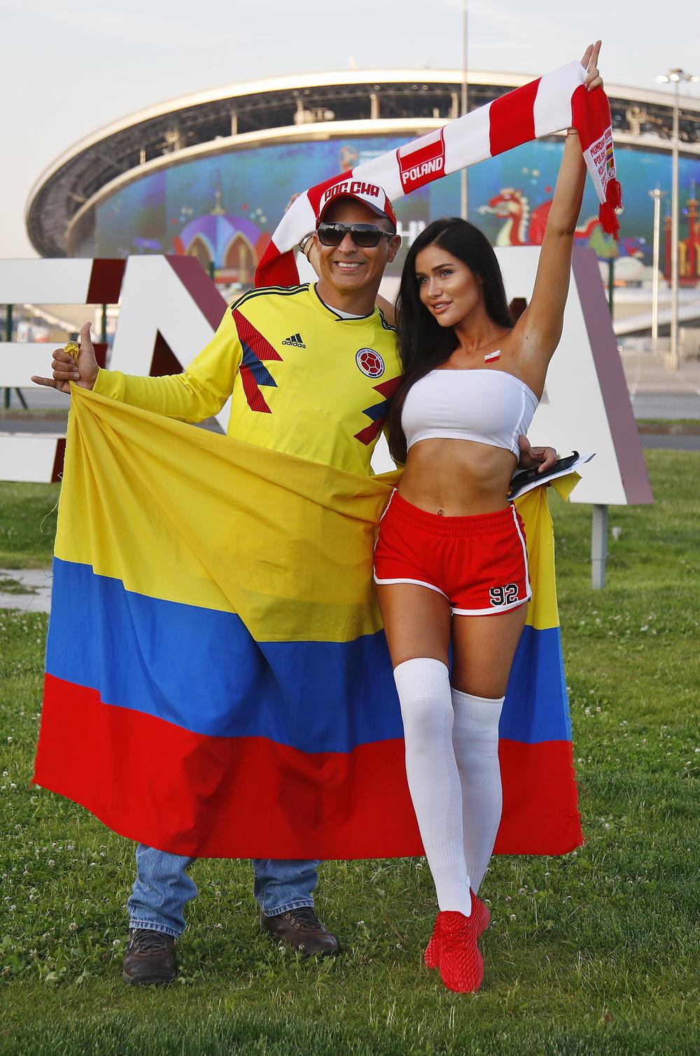 Navijačica Poljske sa Kolumbijcem  