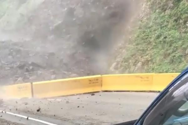 DA JE MALO BRŽE VOZIO, BIO BI MRTAV! Vozač snimio ZASTRAŠUJUĆI ODRON koji je izbegao za dlaku! (VIDEO)