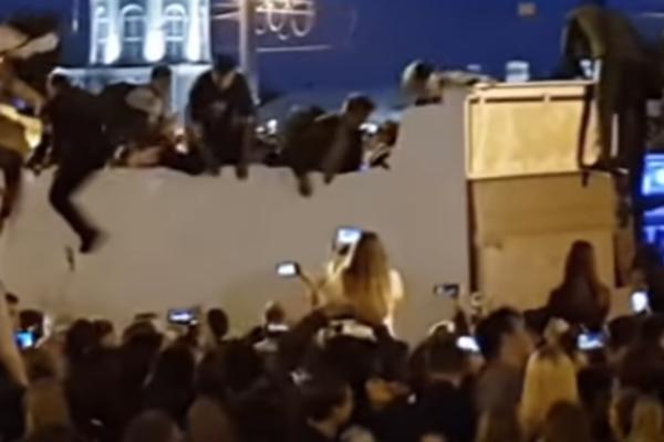 POPELI SU SE NA KAMION DA GLEDAJU VATROMET: Odjednom je krov PROPAO, i nastao je HAOS! (VIDEO)