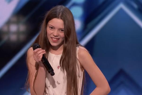 KAD JE IZAŠLA NA SCENU IZGLEDALA JE SASVIM OBIČNO: Ova tinejdžerka je svojim nastupom ODUVALA žiri i osvojila nešto što ne polazi svakom za rukom! (VIDEO)