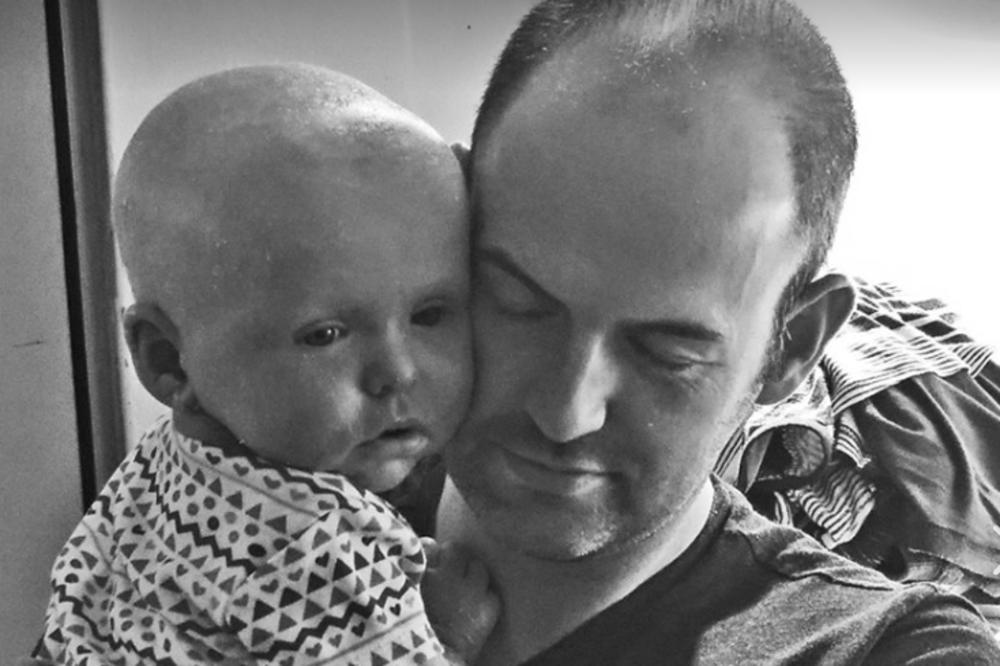 LJUDI ODMIČU DECU OD MOJE ĆERKE (2), SA GAĐENJEM NA LICU! Njegovo dete ima retko OBOLJENJE, a komentari ljudi su ga dotukli...