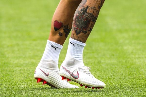 Ima istetovirane zastave Kosova i Albanije, ali on nije provocirao Srbe: Njegov otac je objasnio zašto nije pokazao albanski simbol posle pobede! (FOTO)